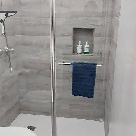 아파트 Spacious In With Terrace 아리에타
